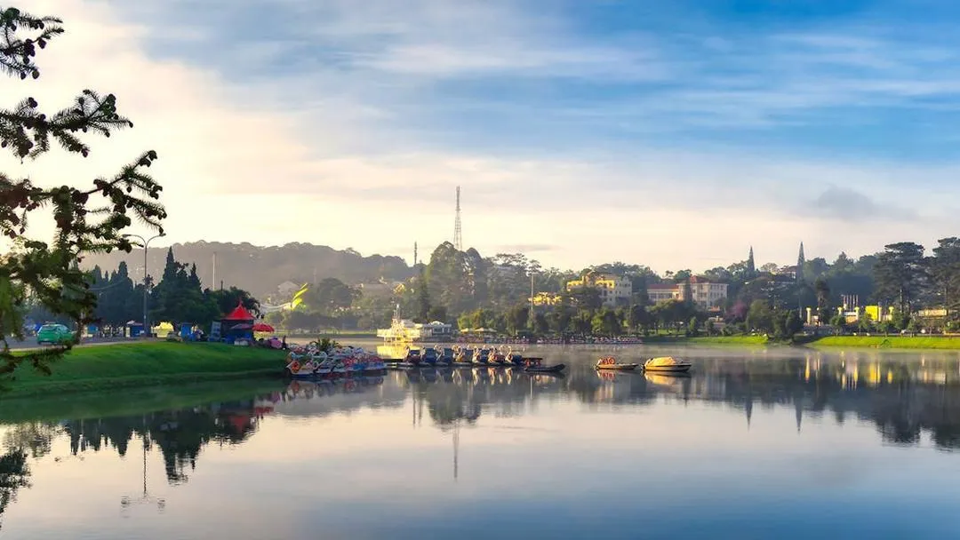Xuan Huong lake in Da Lat at dawn